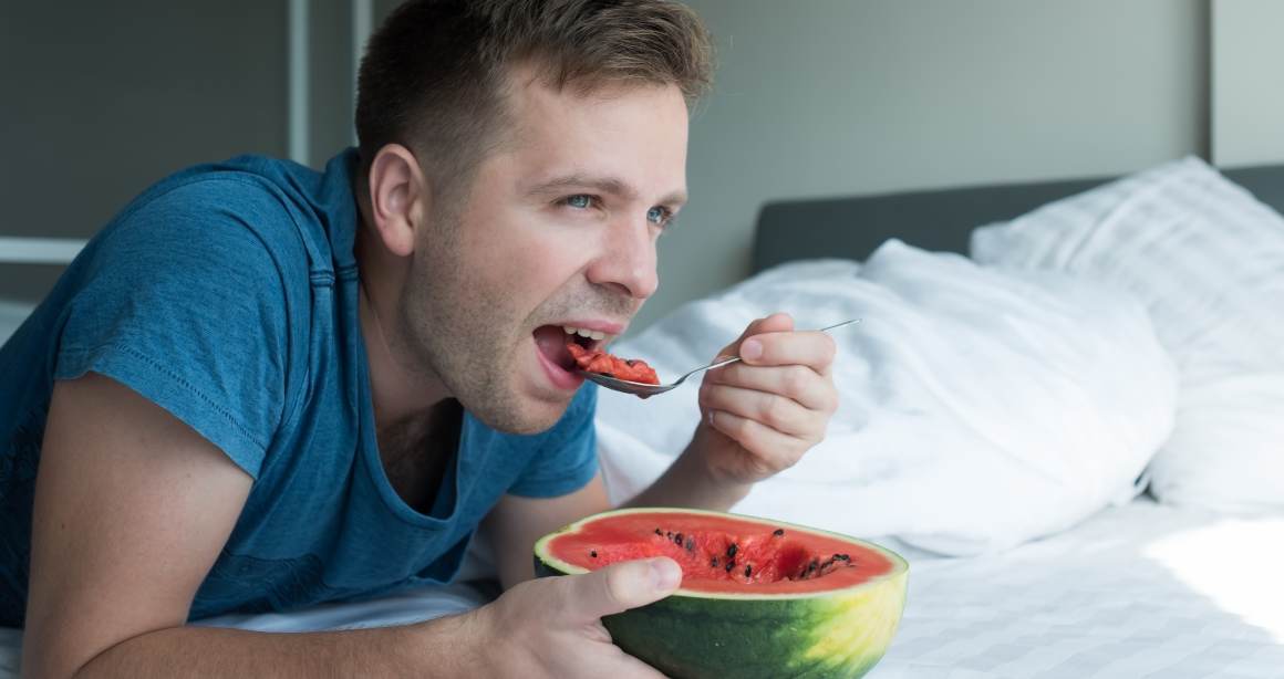 Proč může jídlo před spaním pomoci při hubnutí