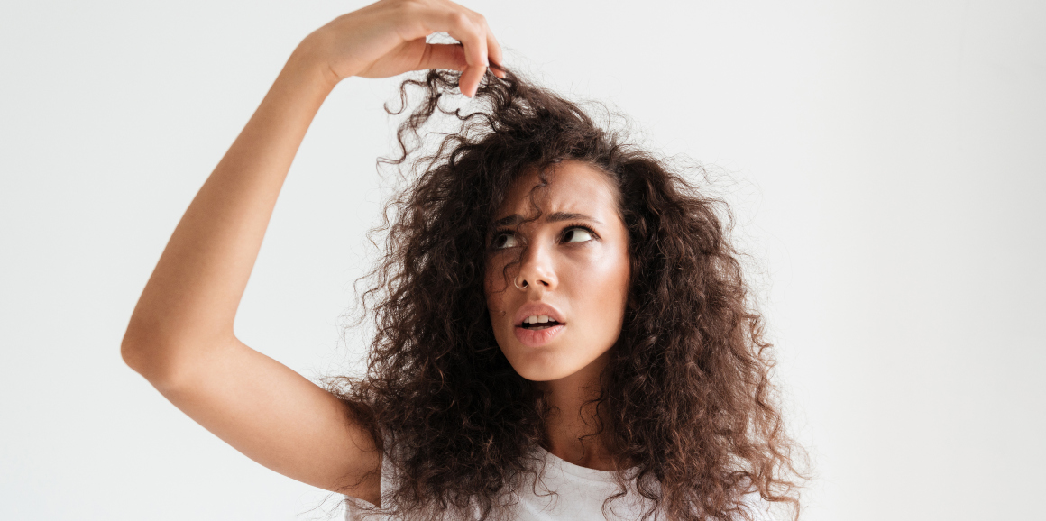 7 příznaků změn struktury vlasů, které mohou naznačovat jejich nedostatek
