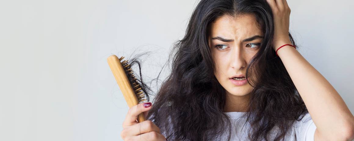 Co způsobuje slabé a poškozené vlasy?