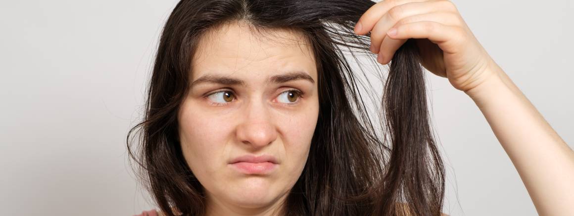 Jaké jsou příčiny poškození vlasů?