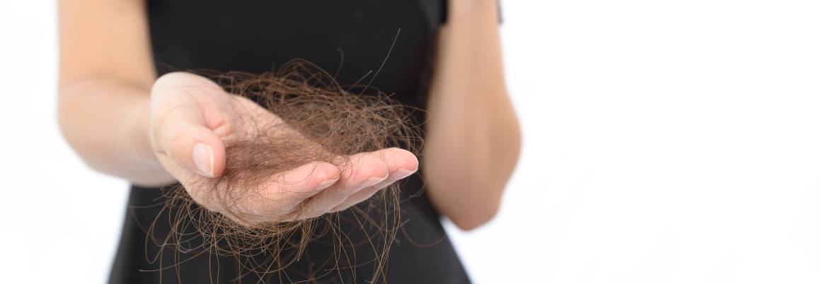 Může hormonální nerovnováha způsobit vypadávání vlasů u žen