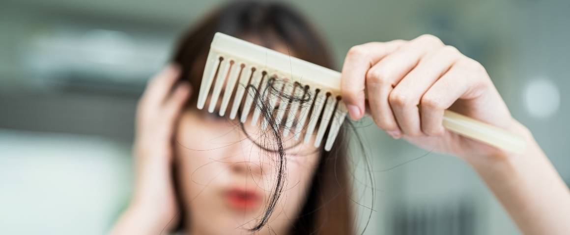 Může nízká hladina hořčíku způsobit vypadávání vlasů