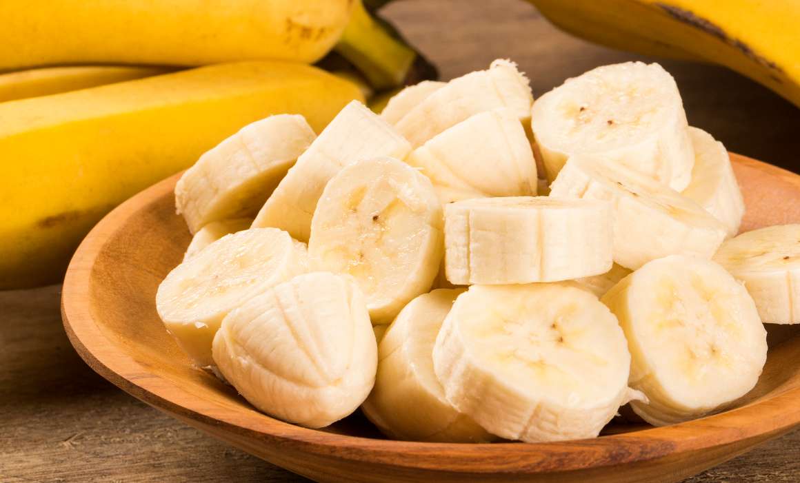 Zjistěte, zda jsou banány spolehlivým zdrojem hořčíku. Banány jsou sice oblíbeným a výživným ovocem, ale co se týče obsahu hořčíku, nejsou v porovnání s jinými potravinami nijak zvlášť vysoko. Banány sice určitý obsah hořčíku obsahují, ale neměly by být považovány za dostatečný zdroj. Abyste si zajistili dostatečný příjem, odborníci doporučují zařadit do denního jídelníčku jako zdroj dostatečného příjmu hořčíku jiné formy potravin bohatých na hořčík, jako jsou listová zelenina, ořechy a semena, celozrnné výrobky.