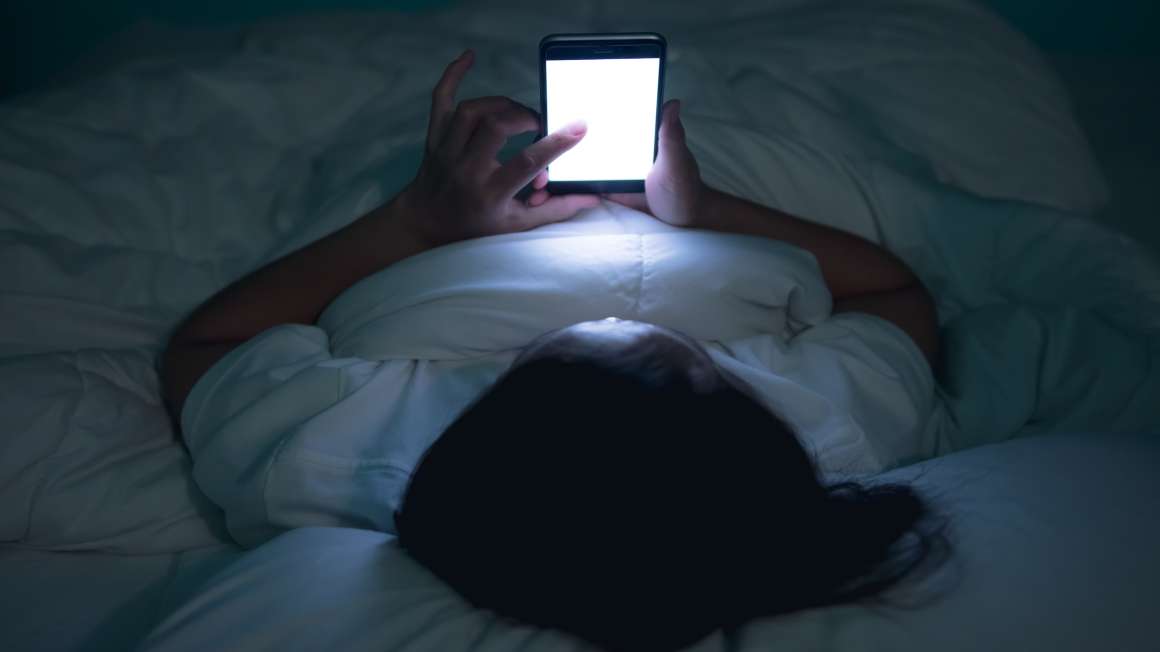 příčiny a prevence textování ve spánku